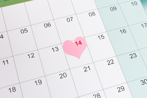 Calendrier avec décoration coeur.