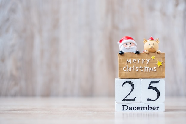 Calendrier Du 25 Décembre Avec Décoration De Noël, Bonhomme De Neige, Père Noël