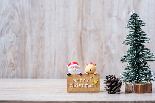 Calendrier du 25 décembre avec décoration de Noël, bonhomme de neige, père Noël