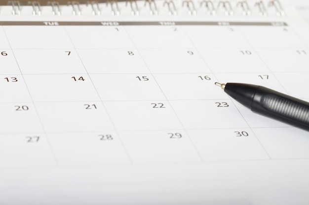 calendrier du mois civil pour prendre rendez-vous ou gérer l'horaire chaque jour poser et stylo sur fond en bois pour planifier le travail et l'espace de copie de bannière de concept de voyage