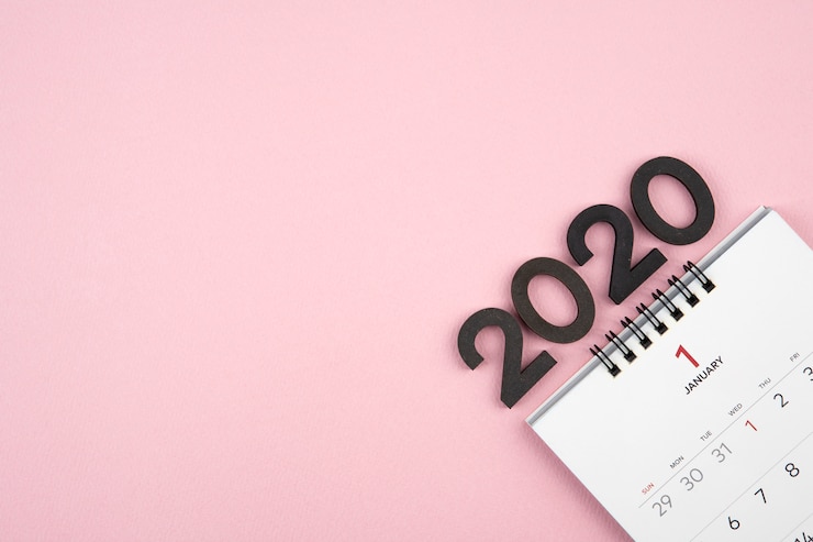 Photo calendrier du nouvel an 2020 sur fond rose