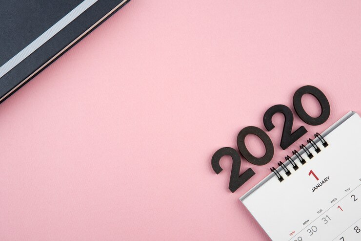 Photo calendrier du nouvel an 2020 sur fond rose