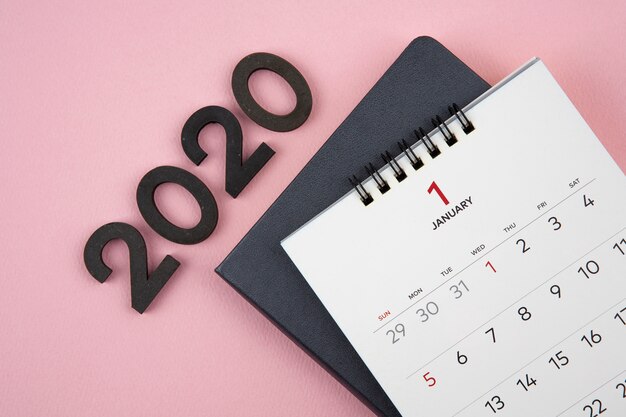 Calendrier du nouvel an 2020 sur fond rose