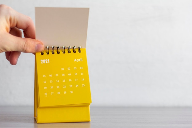 Calendrier Flip pour avril 2021. Calendrier de bureau pour la planification, la planification, l'attribution, l'organisation et la gestion de chaque date.