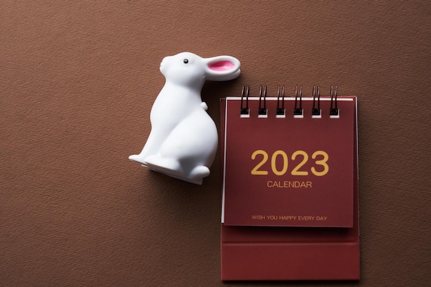 Calendrier sur fond de couleur avec toy rabbit2023 année de lapin