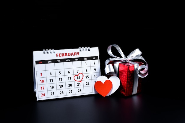 Calendrier avec main rouge écrite le coeur met en évidence le 14 Février de Saint Valentin