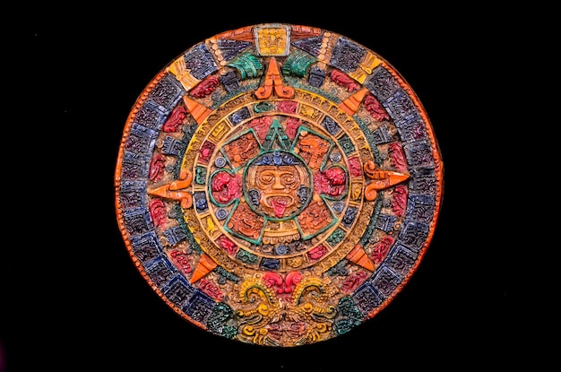 Calendrier Maya en argile de couleur typique isolé sur fond noir
