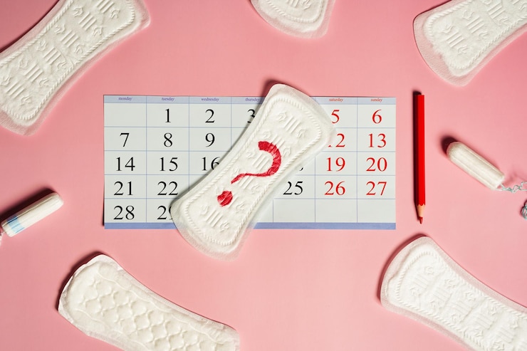 Photo calendrier menstruel contrôle du cycle régulier chez les femmes crayon et serviette hygiénique avec une question photo de haute qualité