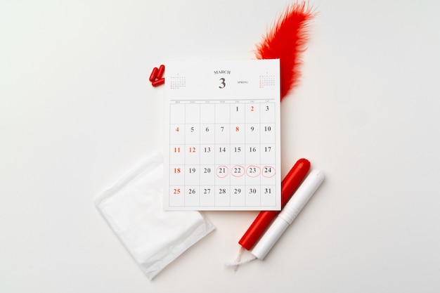 Calendrier menstruel féminin et serviettes hygiéniques vue de dessus