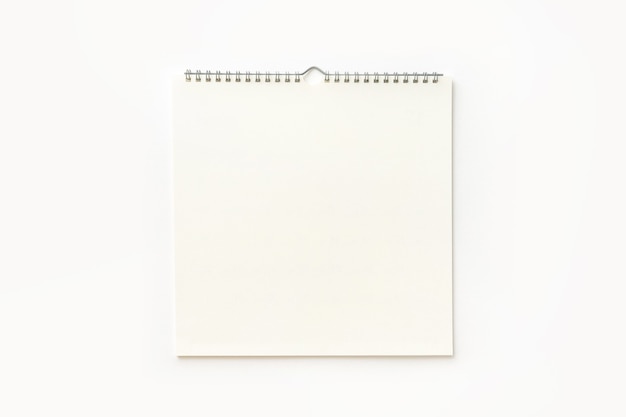 Calendrier mural blanc sur fond blanc.