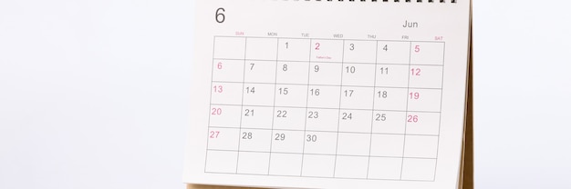 Calendrier papier appliqué debout sur fond blanc