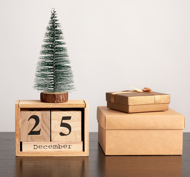 Calendrier rétro en bois de blocs, arbre décoratif de Noël et boîtes en carton avec des cadeaux