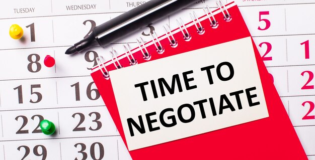 Sur le calendrier se trouve une carte blanche avec le texte TIME TO NEGOTIATE