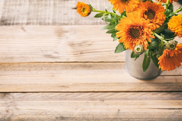 Calendula sur table en bois copie espace vue d'en haut