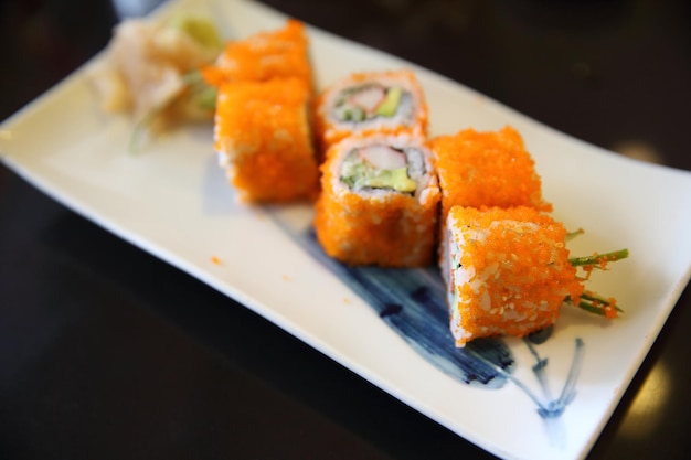 California roll sushi , Rouleau de riz aux fruits de mer oeuf avocat , Cuisine japonaise