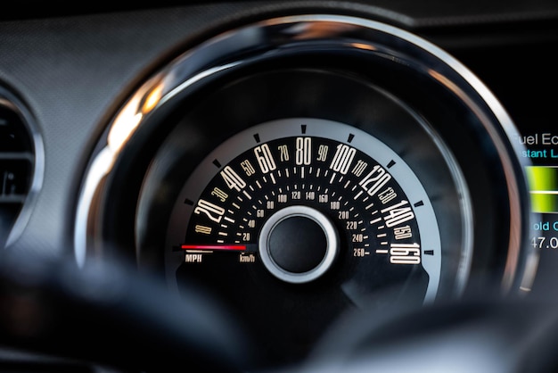 Photo californie, usa 19 juin 2021. compteur de vitesse classique sur une ford mustang. muscle car américain.