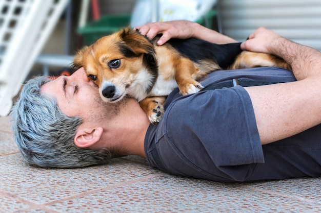 Câlin d'un homme et son chien bien-aimé