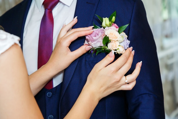 Câlin de la mariée avec le marié le jour du mariage