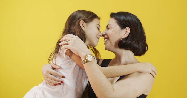 Câlin de mère et fille.