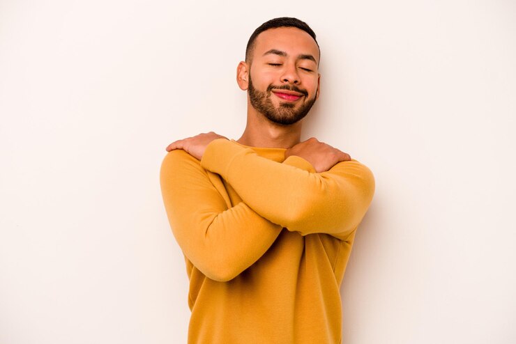 Photo des câlins souriants, insouciants et heureux.