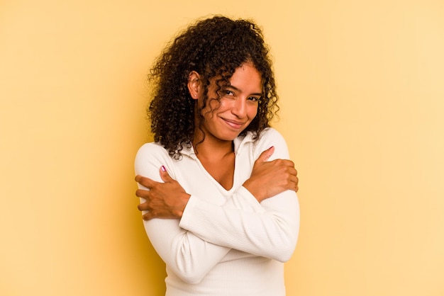 Câlins souriants insouciants et heureux