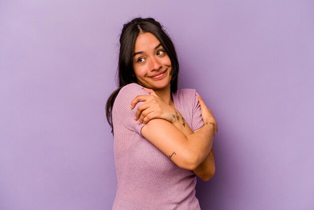 Câlins souriants insouciants et heureux