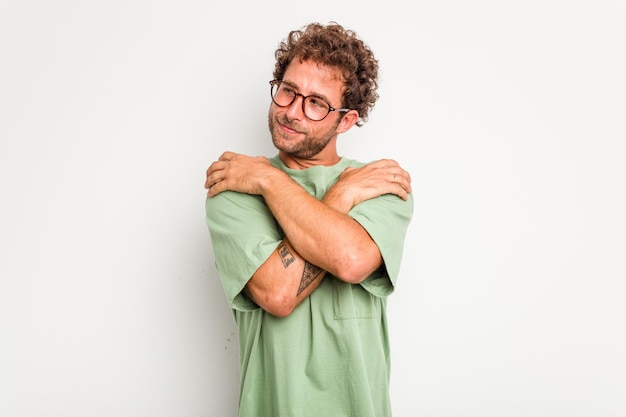 Câlins souriants insouciants et heureux