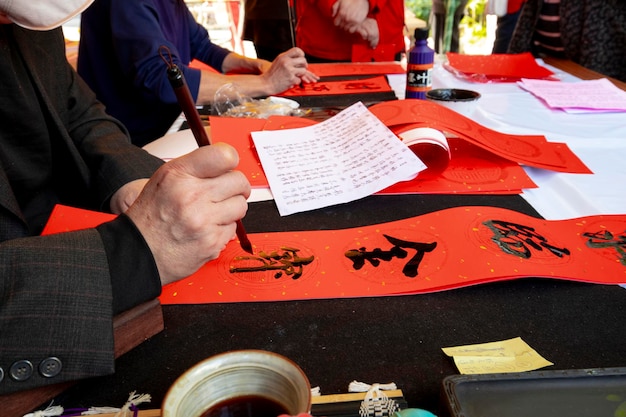 Calligraphe de la Fête du Printemps de Chine distiques manuscrits de la Fête du Printemps caractères au pinceau