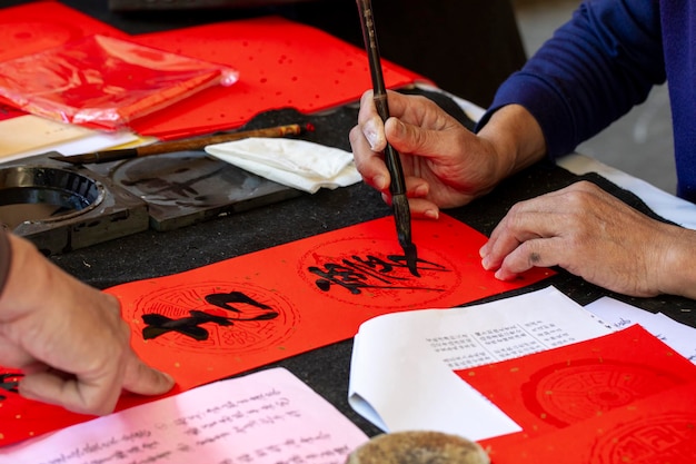 Calligraphe de la Fête du Printemps de Chine distiques manuscrits de la Fête du Printemps caractères au pinceau