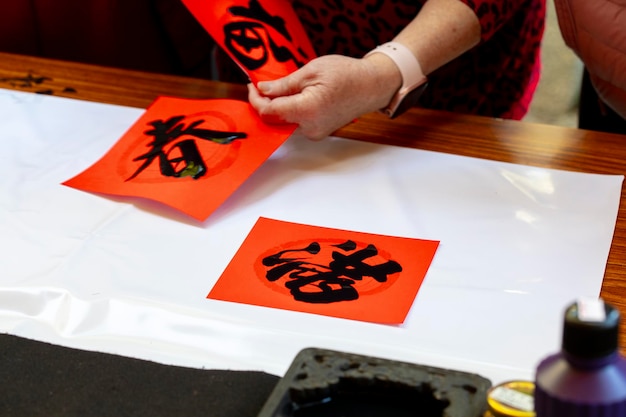 Calligraphe de la Fête du Printemps de Chine distiques manuscrits de la Fête du Printemps caractères au pinceau