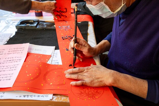 Calligraphe de la Fête du Printemps de Chine distiques manuscrits de la Fête du Printemps caractères au pinceau