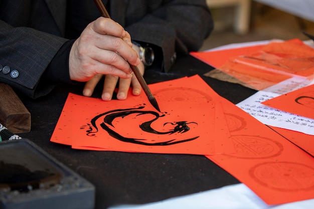 Calligraphe de la Fête du Printemps de Chine distiques manuscrits de la Fête du Printemps caractères au pinceau