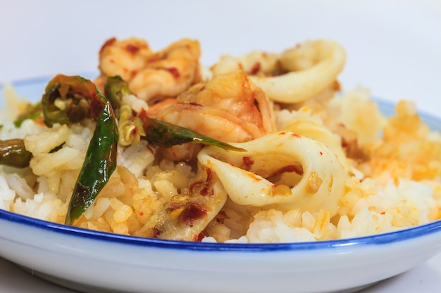 Calmars et crevettes frits avec de la pâte de chili