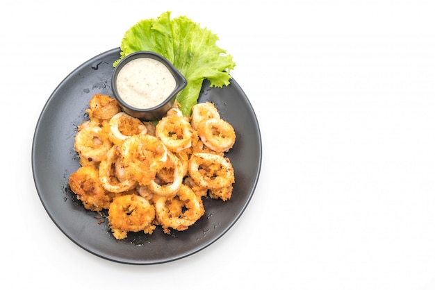 calmars frits ou poulpe (calamars) avec sauce