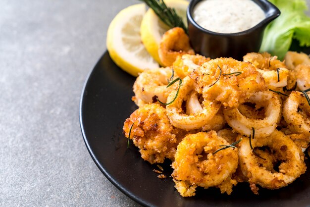 calmars frits ou poulpe (calamars) avec sauce