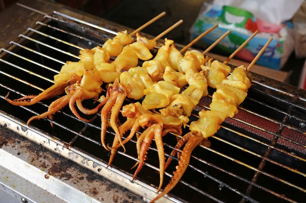 Calmars grillés sur la cuisinière.