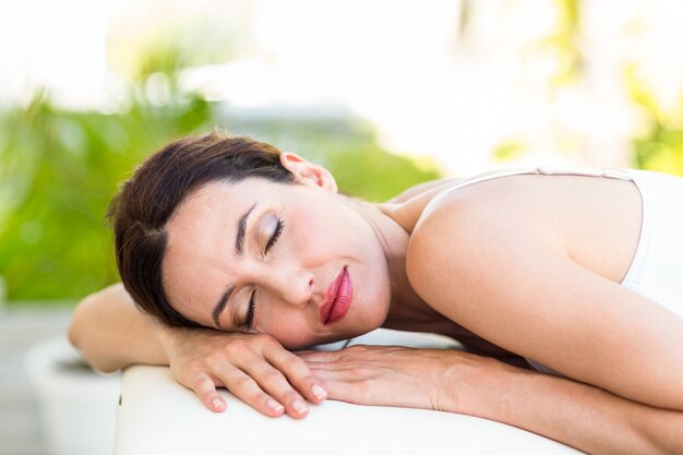 Calme femme allongée sur la table de massage