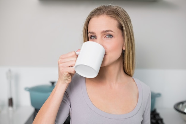 Calme magnifique modèle boire de la tasse