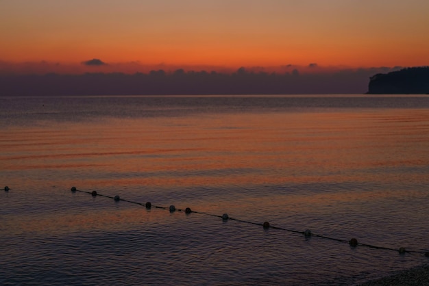 Calme sur la mer tôt le matin au lever du soleil closeup concept touristique de vacances