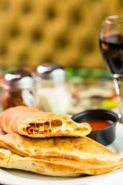 Calzone Pepperoni fraîchement préparé dans un restaurant italien.