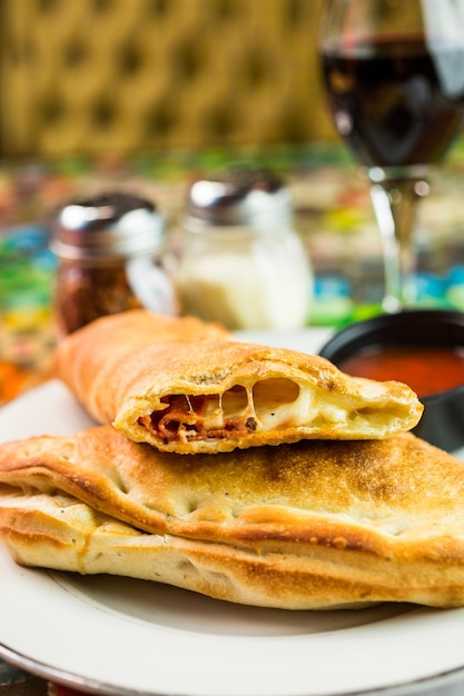 Calzone Pepperoni fraîchement préparé dans un restaurant italien.