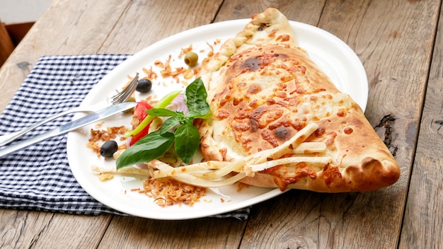 Calzone sur une table de restaurant