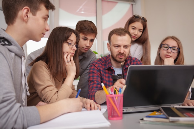 Camarades de classe adolescents étudient ensemble