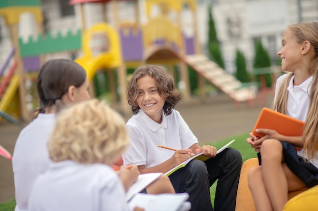 Camarades de classe. Groupe d'élèves qui étudient ensemble et se sentent positifs