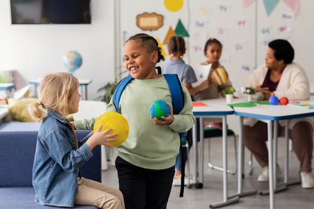 Photo des camarades de classe sur les planètes