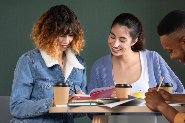 Camarades de classe prenant des notes pendant la session d'étude