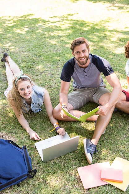 Camarades de classe révisant ensemble sur le campus