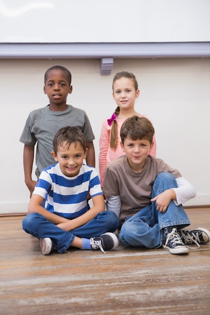 Camarades de classe souriant ensemble dans la salle de classe