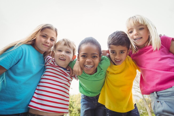 Photo camarades de classe souriants avec les bras autour de l&#39;autre
