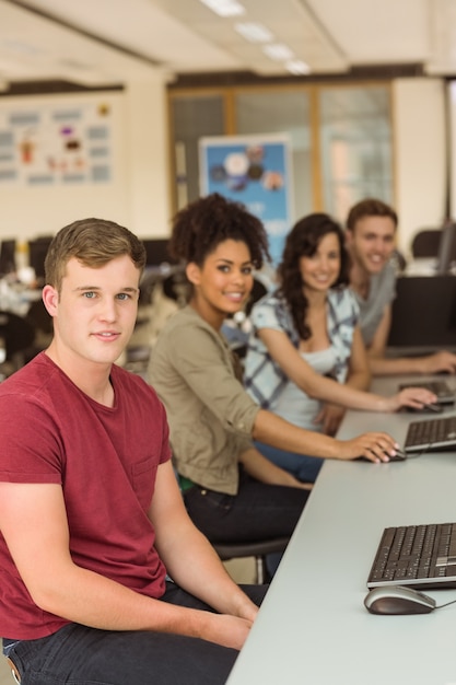 Camarades de classe travaillant dans la salle informatique